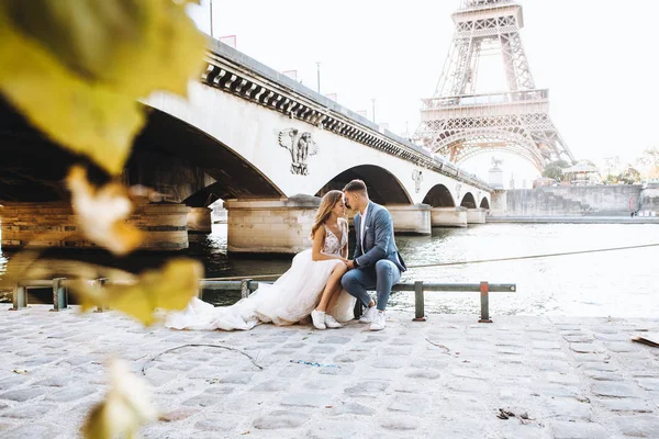 Felice coppia romantica sposata che si abbraccia vicino alla torre Eiffel in P — Foto Stock