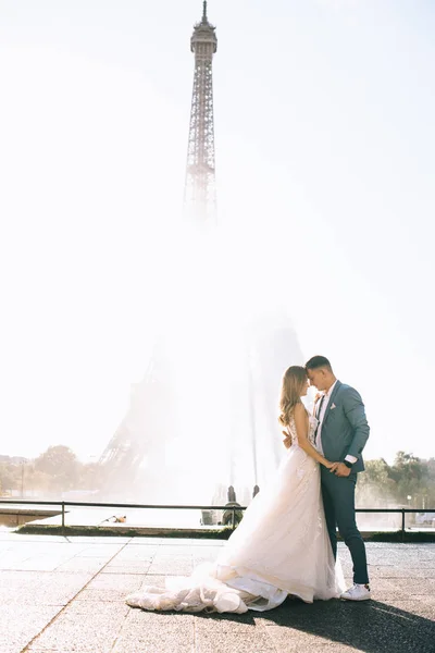 Heureux couple marié romantique étreignant près de la tour Eiffel à P — Photo