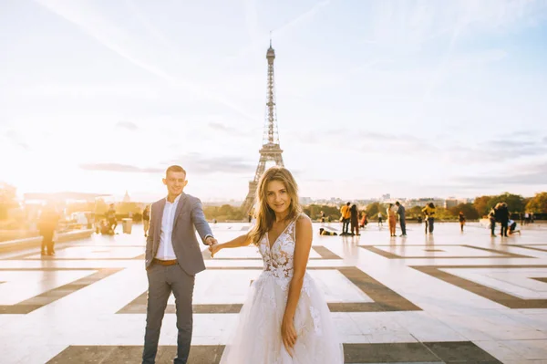 Feliz pareja romántica casada abrazándose cerca de la torre Eiffel en P —  Fotos de Stock