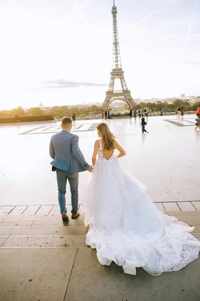 Glückliches romantisches Ehepaar umarmt sich in der Nähe des Eiffelturms in p — Stockfoto