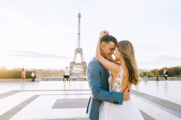 Happy romantic married couple hugging near the Eiffel tower in P — Stock Photo, Image