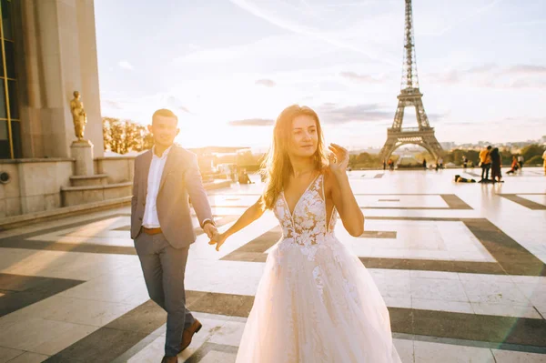 Felice coppia romantica sposata che si abbraccia vicino alla torre Eiffel in P — Foto Stock