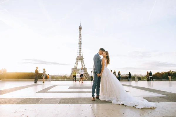 Счастливая романтическая супружеская пара, обнимающаяся возле Эйфелевой башни в П — стоковое фото