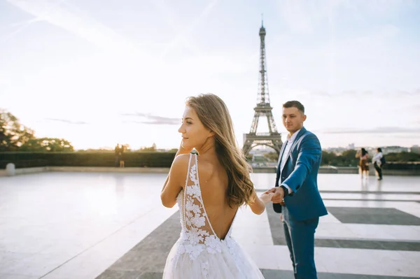 Heureux couple marié romantique étreignant près de la tour Eiffel à P — Photo