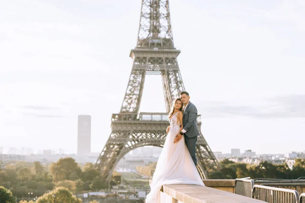 Glückliches romantisches Ehepaar umarmt sich in der Nähe des Eiffelturms in p — Stockfoto