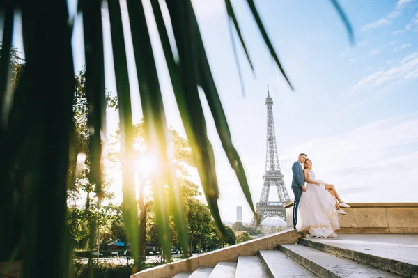 Heureux couple marié romantique étreignant près de la tour Eiffel à P — Photo