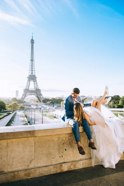 Happy romantic married couple hugging near the Eiffel tower in P — Stock Photo, Image