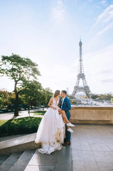 Heureux couple marié romantique étreignant près de la tour Eiffel à P — Photo