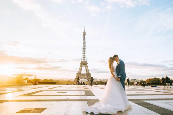 Heureux couple marié romantique étreignant près de la tour Eiffel à P — Photo