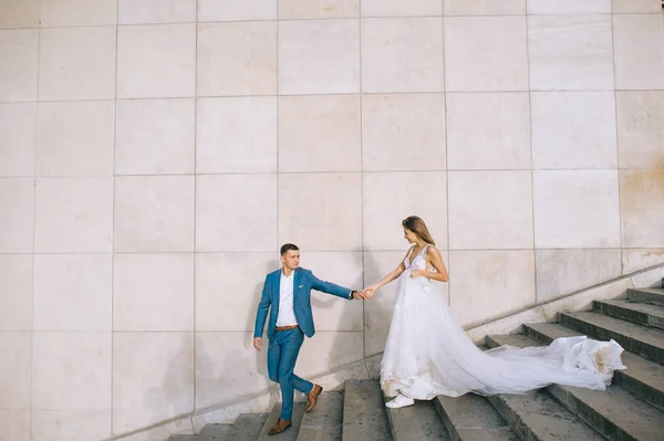 Feliz pareja romántica casada abrazándose cerca de la torre Eiffel en P — Foto de Stock