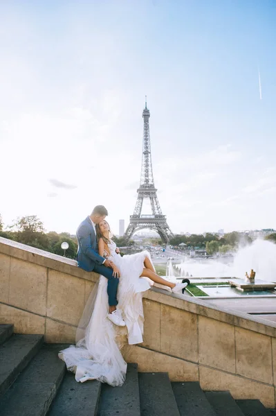 Heureux couple marié romantique étreignant près de la tour Eiffel à P — Photo