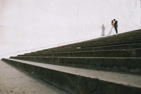 Happy ρομαντικό παντρεμένο ζευγάρι αγκαλιάζει κοντά στον πύργο του Άιφελ σε P — Φωτογραφία Αρχείου