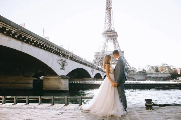 Счастливая романтическая супружеская пара, обнимающаяся возле Эйфелевой башни в П — стоковое фото