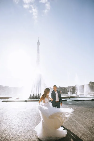Feliz casal romântico abraçando perto da torre Eiffel em P — Fotografia de Stock