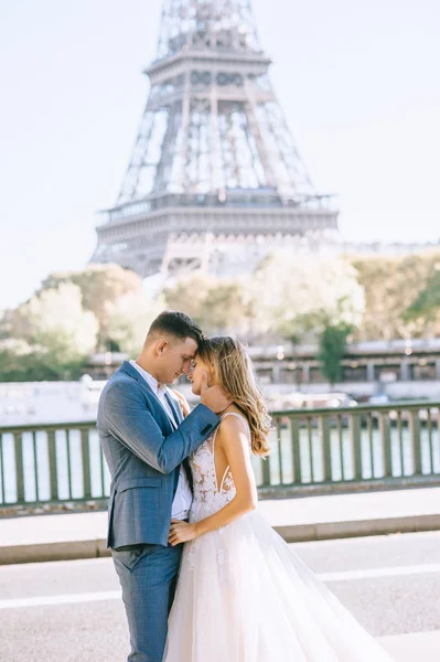 Happy romantic married couple hugging near the Eiffel tower in P — Stock Photo, Image