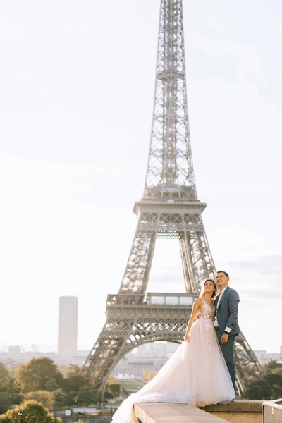 Felice coppia romantica sposata che si abbraccia vicino alla torre Eiffel in P — Foto Stock