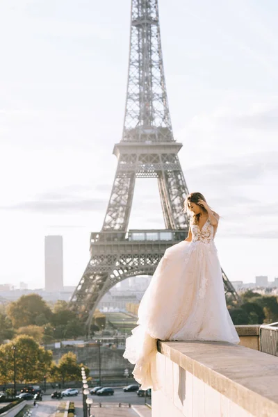 Happy romantic married couple hugging near the Eiffel tower in P — Stock Photo, Image