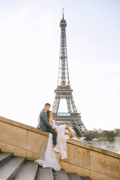 Heureux couple marié romantique étreignant près de la tour Eiffel à P — Photo