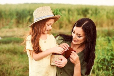 Bir keten dr kızı ile güzel genç beyaz anne