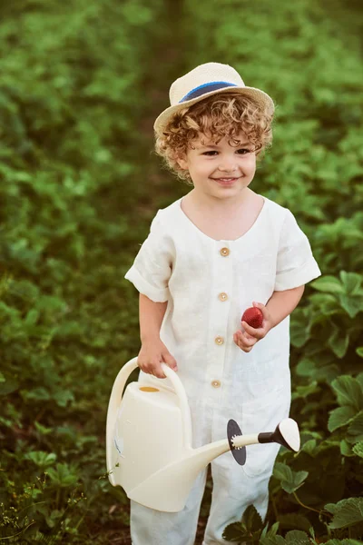 Маленький кудрявый кавказский мальчик в белой шляпе и льняная одежда в — стоковое фото