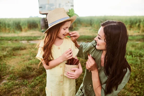 Belle jeune mère caucasienne avec sa fille dans un linge dr — Photo