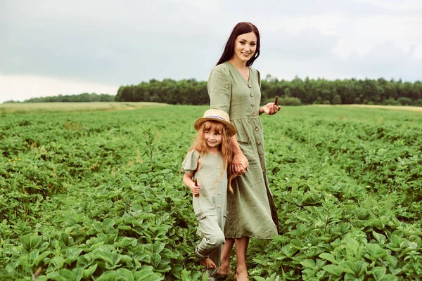 Красивая молодая кавказская мать с дочерью в льняном белье — стоковое фото