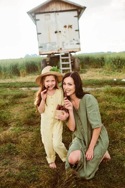 Mooie jonge Kaukasische moeder met haar dochter in een linnen Dr — Stockfoto