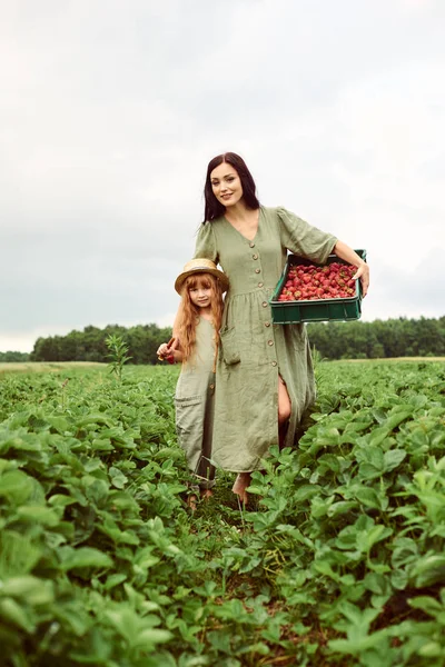 Mooie jonge Kaukasische moeder met haar dochter in een linnen Dr — Stockfoto