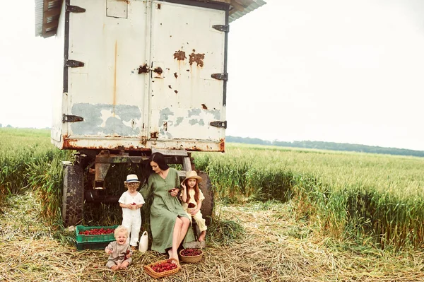 Bella giovane madre caucasica con i suoi figli in una biancheria dr — Foto Stock