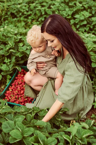 Vackra unga kaukasiska mor med sina barn i en linne Dr — Stockfoto