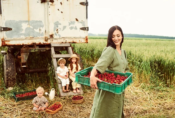 Bella giovane madre caucasica con i suoi figli in una biancheria dr — Foto Stock