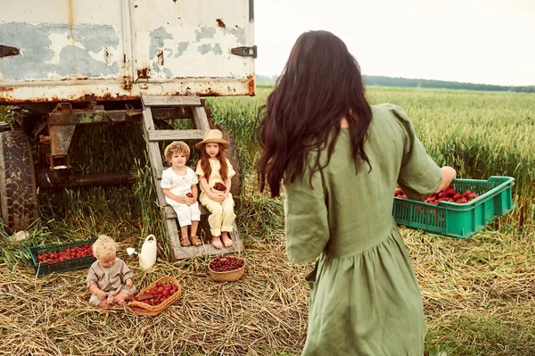 Schöne junge kaukasische Mutter mit ihren Kindern in einem Leinen dr — Stockfoto