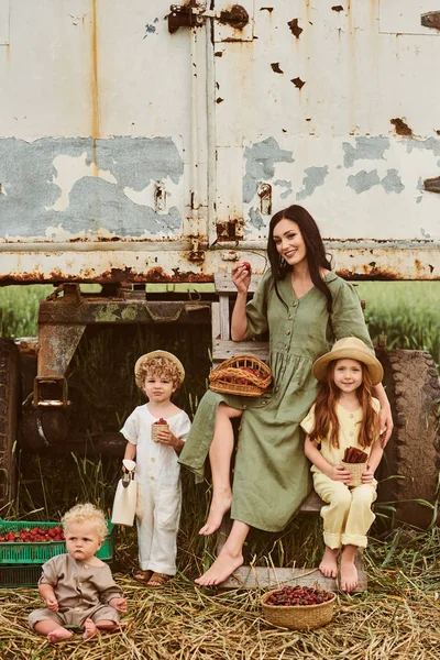 Красивая молодая кавказская мать с детьми в льняном белье — стоковое фото