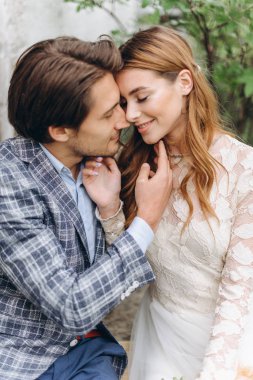 Bir çift genç gelin eğleniyor ve tarlada yürüyor.