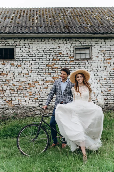 Красива молода пара наречена і наречений з велосипедом біля старого — стокове фото