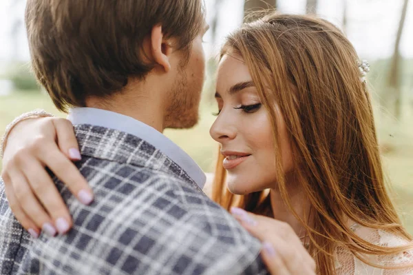 Una joven pareja de novias caminando en el bosque de pinos — Foto de Stock