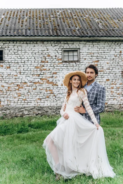 Un jeune couple de mariées s'amusent et marchent dans le champ — Photo