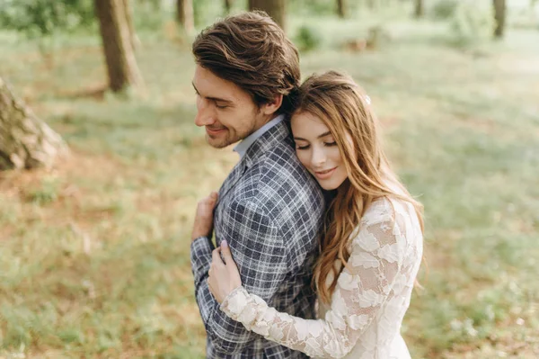 Una joven pareja de novias caminando en el bosque de pinos — Foto de Stock