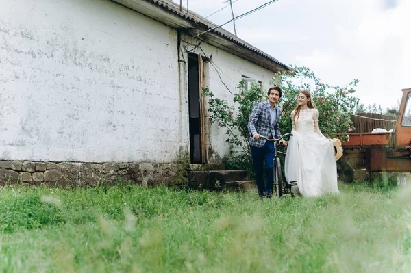 Молода пара наречених розважається і гуляє в полі — стокове фото