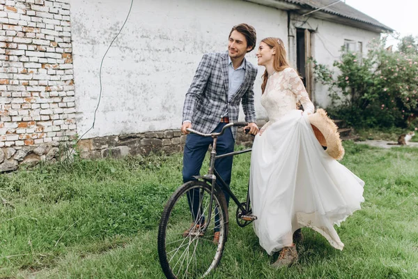 古い近くの自転車で美しい若いカップルの花嫁と新郎 — ストック写真