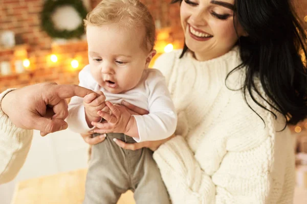 Noel süslemeli bir Ro 'da bebeği olan güzel genç bir anne. — Stok fotoğraf