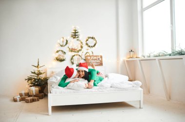 Mutlu, genç, romantik, beyaz bir çift pijama giyer, eğlenir.