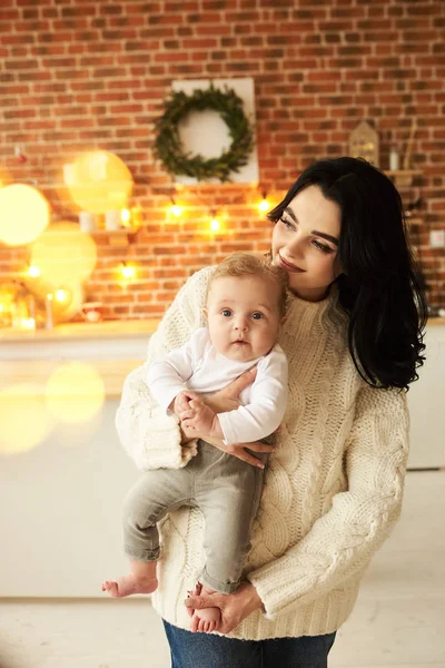 Noel süslemeli bir Ro 'da bebeği olan güzel genç bir anne. — Stok fotoğraf