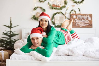 Mutlu, genç, romantik, beyaz bir çift pijama giyer, eğlenir.