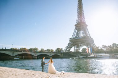 Mutlu gelin ve damat Paris 'te düğünlerinin tadını çıkarıyorlar.