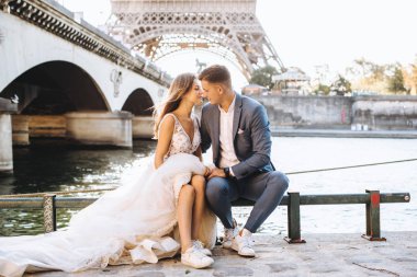 Mutlu gelin ve damat Paris 'te düğünlerinin tadını çıkarıyorlar.