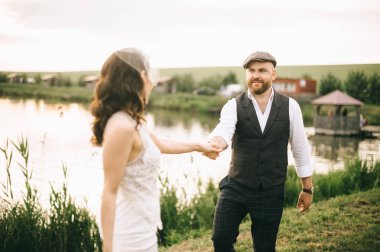 Eski moda düğün çifti, gelin, damat tarlada yürüyor