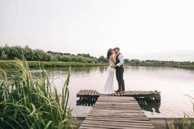 Eski moda düğün çifti, gelin, damat tarlada yürüyor