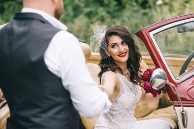 Şık bir düğün çifti, gelin ve damat retro ca 'daki kilisenin yanında.