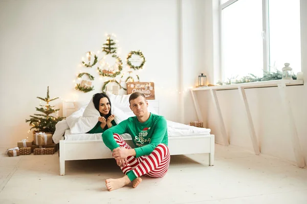 Feliz jovem romântico caucasiano casal desgaste pijama ter diversão la — Fotografia de Stock